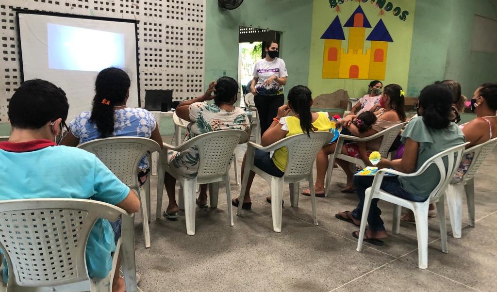 grupo de pessoas numa roda de conversa